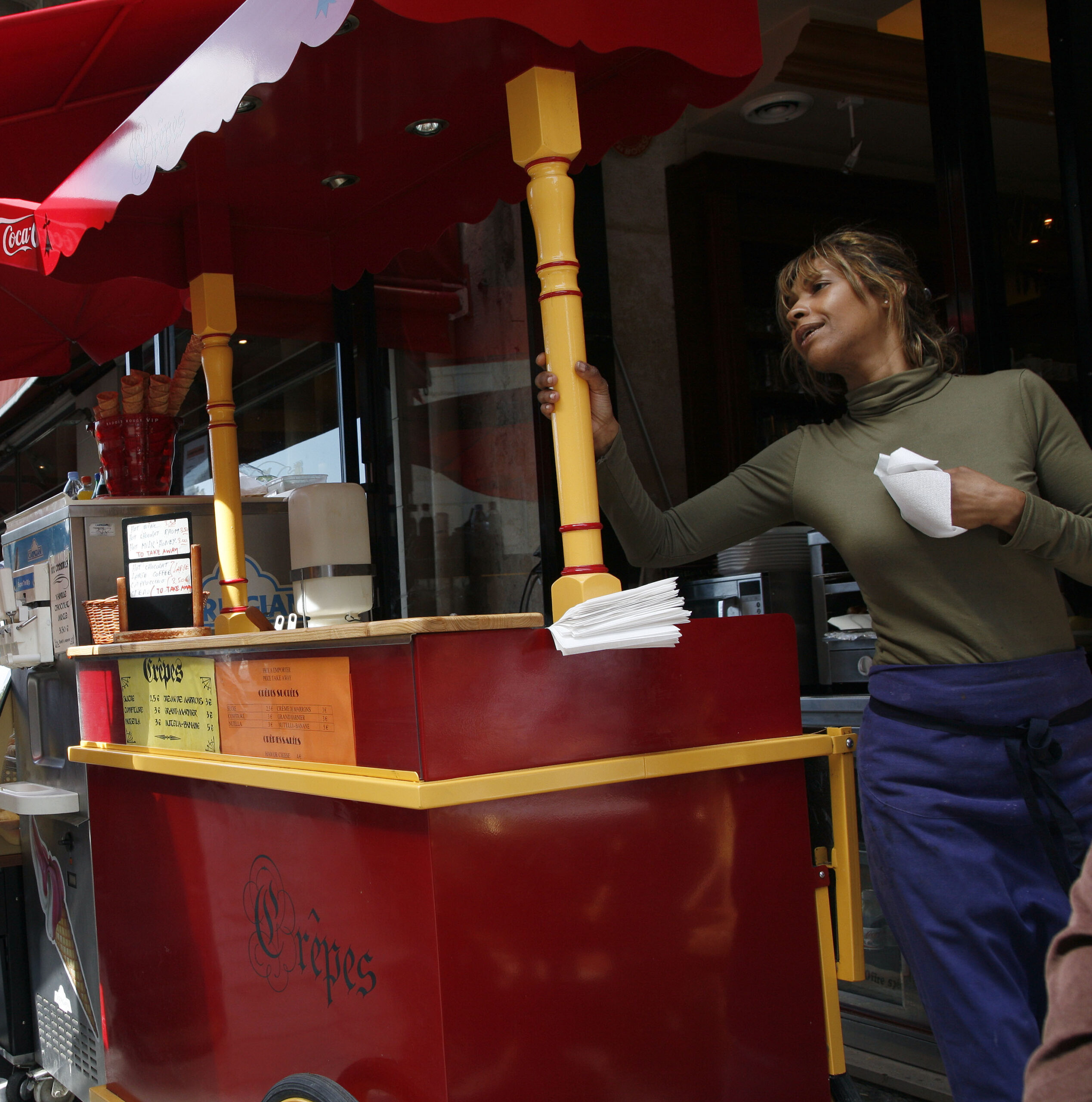 fotografía de chica vendiendo creppes en París